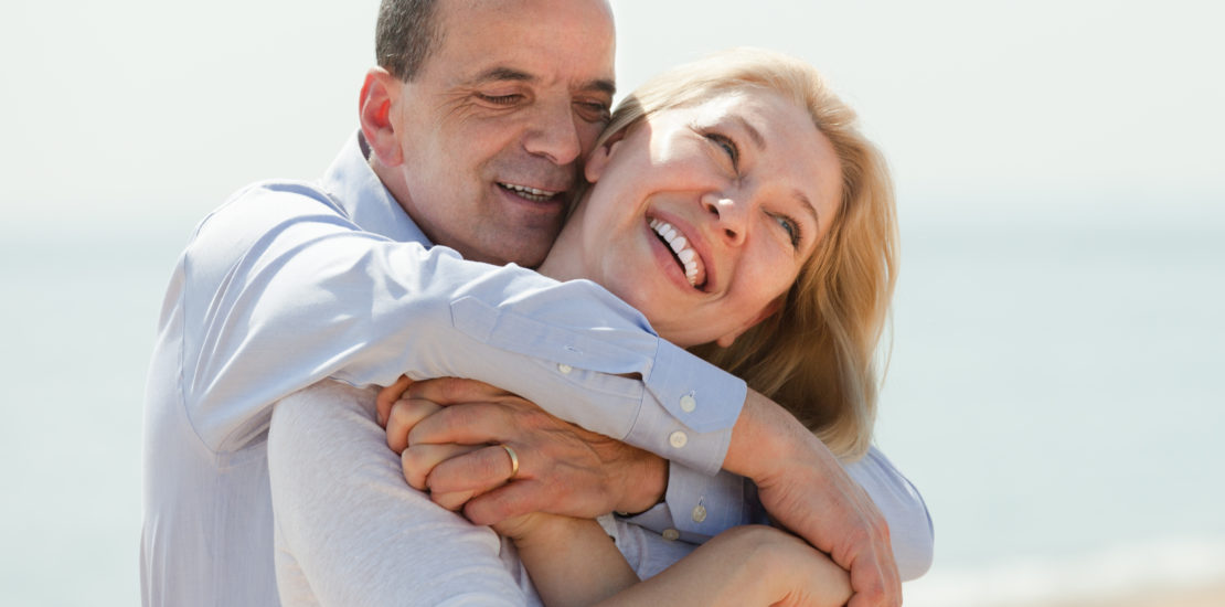 Pareja disfrutando de una pension IMSS digna