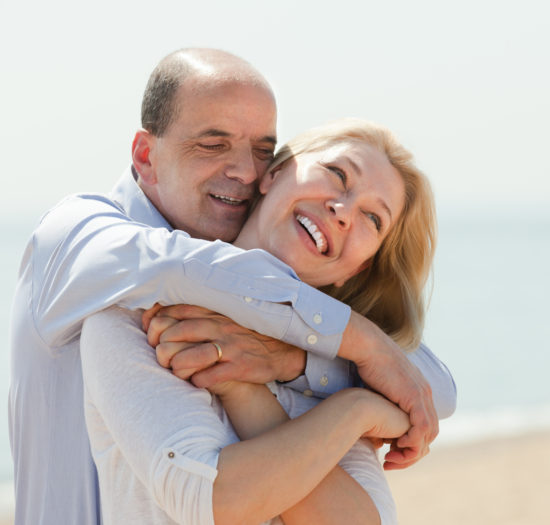 Pareja disfrutando de una pension IMSS digna